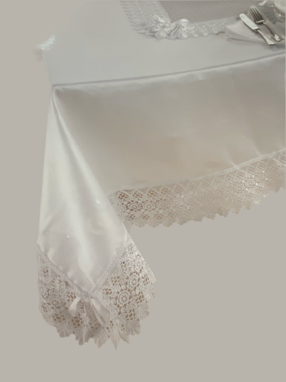 Tovaglia in puro lino e pizzo in macrame’