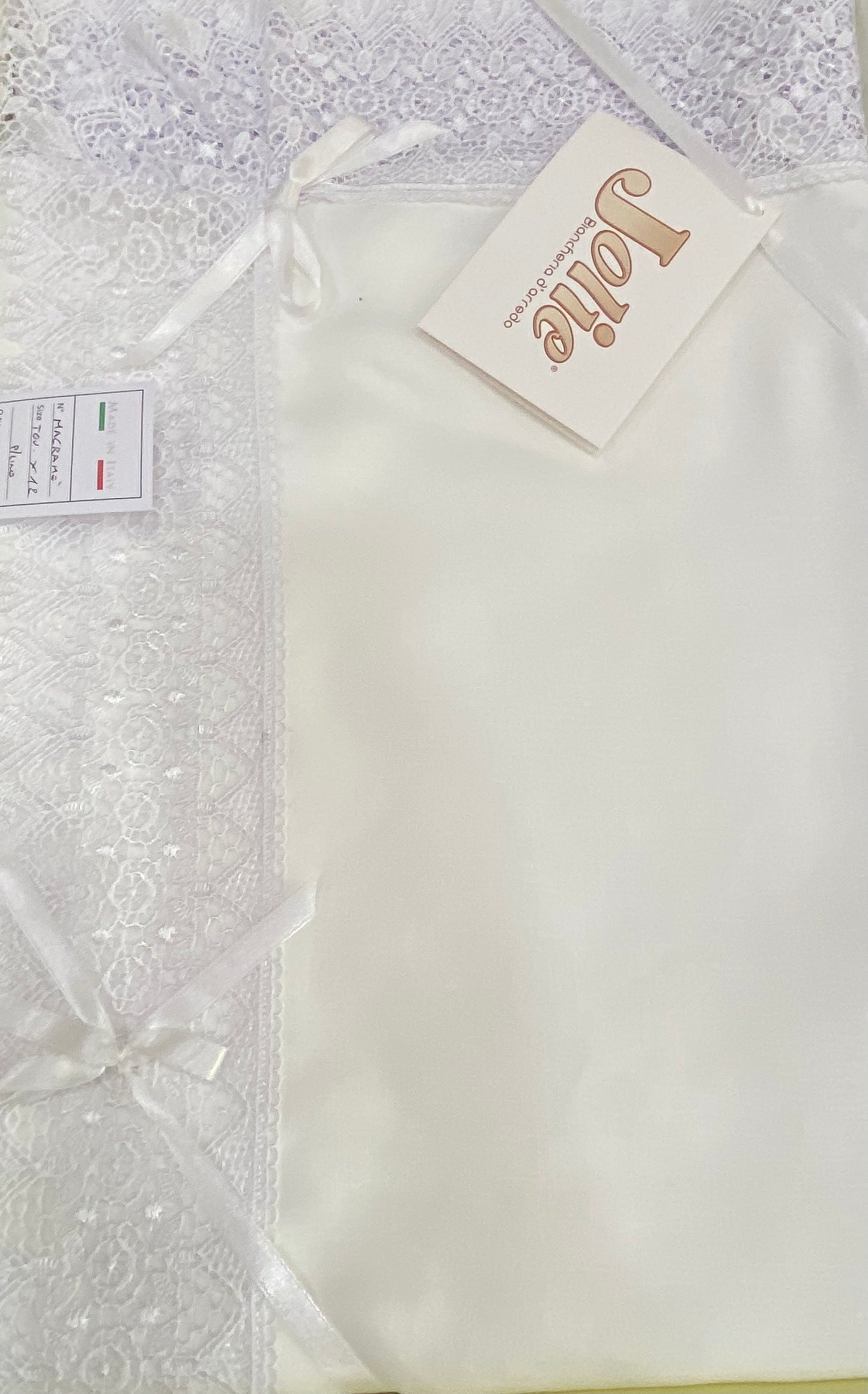 Tovaglia in puro lino e pizzo in macrame’