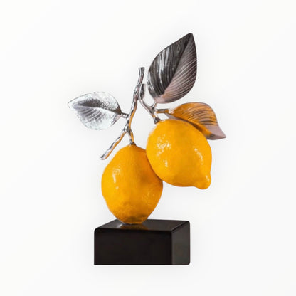 Scultura decorativa Sequenze a forma di limoni in resina con finitura argento, elegante oggetto da esposizione per la casa 